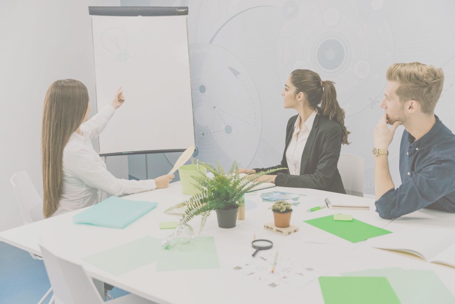 Финансовые специалисты MyndCovra за работой